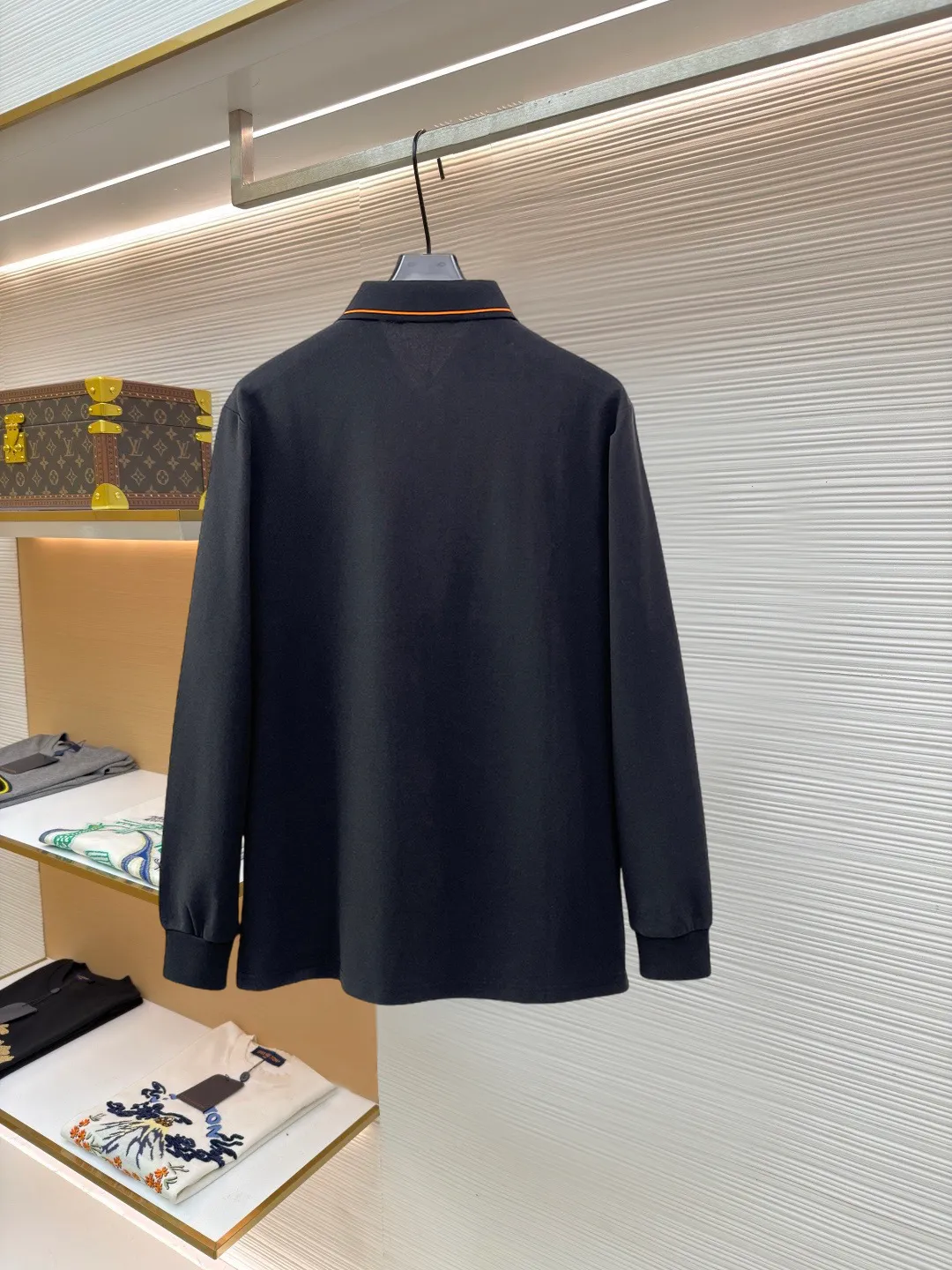 Hermès New Arrival long-sleeved Polo shirt, original fabric, official Same Style, made of 260g pure cotton pique fabric, custom-made in the same vat, feels very comfortable and smooth, very wide and stylish, produced by a first-line brand factory, imported Behringer embroidery machine, embroidery is full and textured, collar and collar ribs are woven with imported yarn, does not deform after long-term wear, the most New Arrival style in autumn and winter, fashionable and individual, super Versatile and good-looking Very suitable for both men and women. A must-have item for everyone. Size: M-XXXL